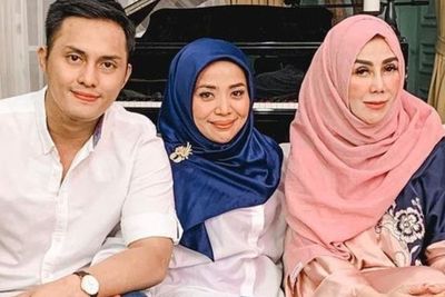 Pakai Celana Koyak-koyak saat Foto Bareng Mama Amy, Muzdalifah Dikritik Netizen