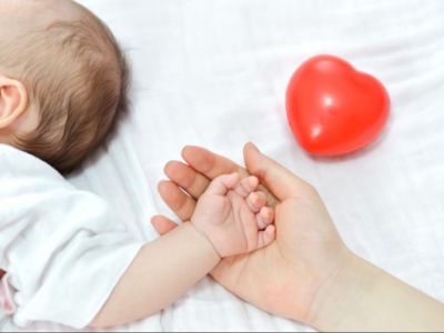 Hindari Pakai Sarung Tangan pada Bayi, Dapat Mengganggu Perkembangan Otak dan Emosinya