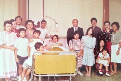 Prabowo Unggah Foto Lawas Dampingi Istri Lahiran, Netizen Salfok ke Soeharto