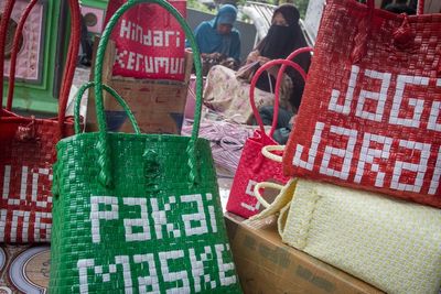 FOTO: Kerajinan Tas Anyaman Bertema Prokes