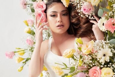 Pose Seksi di Atas Tumpukan Bunga, Celine Evangelista Dipuji Kayak Artis Hollywood