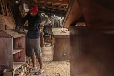 FOTO: Furnitur Berbahan Kayu Bekas