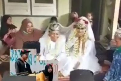 Kembali Beredar Video Sejoli Parakan 01 Menikah, Wajahnya Sumringah Saat Ditonton Warga