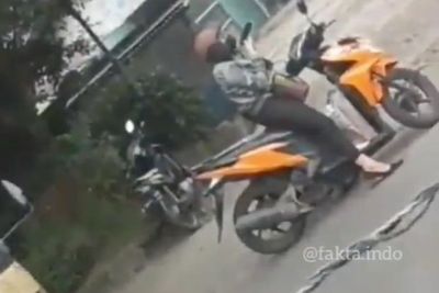 Astaga! Wanita Ini Berhenti di Tengah Jalan Cuma untuk Angkat Telepon, Bikin Macet