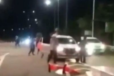 Detik-detik Polisi Selamatkan Nenek yang Disandera di Tol, Suara Tembak Bersahutan
