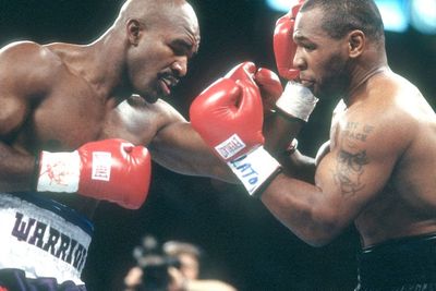 Pernah Gigit Kuping, Mike Tyson Akhirnya Sambut Duel Trilogi dengan Evander Holyfield