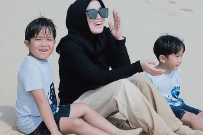 Foto Bareng Anak Usai Cerai dari Ayus, Ririe Fairus: Nikmat Tuhan Mana yang Kamu Dustakan?