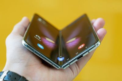 Samsung Dilaporkan Ingin Buat Smartphone Lipat 2 Sisi, Rilis Tahun Ini?