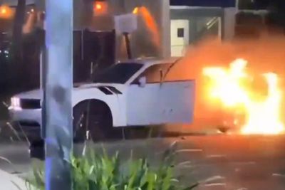 Mobil Dodge Challenger Ini Terbakar di Tengah Jalanan Miami, Apa Penyebabnya?