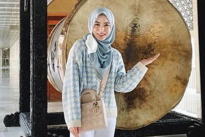 Pakai Sepatu di Masjid Jadi Cibiran Netizen, Ayana Moon Langsung Beri Balasan Menohok