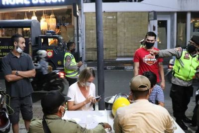 Hapuskan Stigma Takut Denda Bule, 6 Bule Pelanggar Prokes di Bali Didenda Rp1 Juta