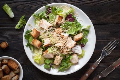 Begini Cara Mudah Membuat Caesar Salad Praktis
