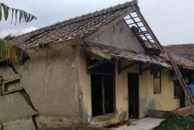 Terjadi Pergeseran Tanah Akibat Hujan Deras, Sejumlah Rumah Mengalami Kerusakan