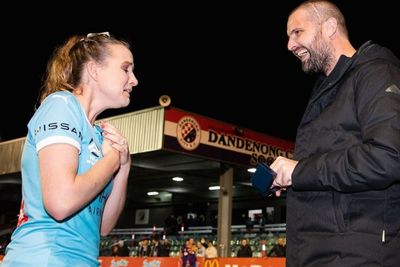 Dilamar Kekasihnya yang Menderita Kanker Otak, Pesepak Bola Wanita Ini Menangis Terharu