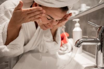 Habis Cuci Muka Kulit Terasa Kencang? Coba Pilih Sabun dengan Ph Seimbang