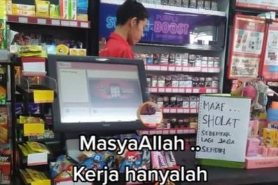 Bikin Salut! Karyawan Ini Sempatkan Salat saat Jaga Kasir: Maaf Salat Sebentar