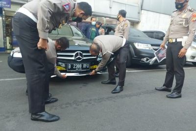 Olah TKP Mercy Tabrak 1 Keluarga di Jakut Pakai Metode TAA: Cari Tahu Kecepatan Mobil