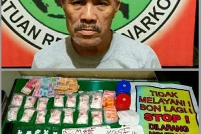 Nekat, Jual Obat Terlarang di Rumahnya, Pria Ini Pasang Spanduk Untuk Memikat Pembeli