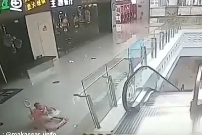 Astaga! Bayi di Kereta Dorong Ini Jatuh dari Eskalator, Ibunya Asik Makan di Restoran