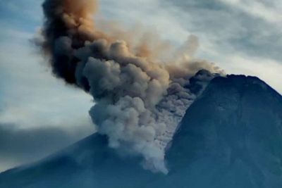 Gunung Merapi Luncurkan Tujuh Kali Guguran Awan Panas, Bertatus Siaga