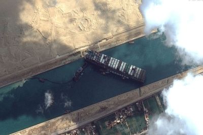 Terusan Suez Terblokir Kapal Kontainer, Harga Minyak Naik