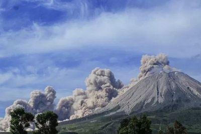 Status Siaga! Erupsi Gunung Sinabung Luncurkan Awan Panas 1.000 Meter