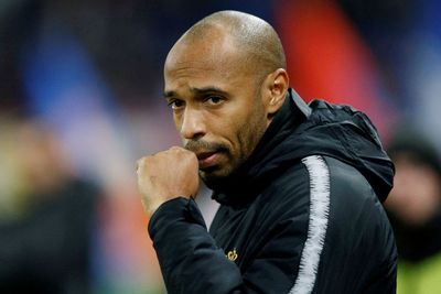 Thierry Henry Putuskan Hapus Semua Akun Media Sosial Akibat Serangan Isu Rasisme