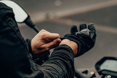 Negara Ini Wajibkan Pengendara Motor untuk Gunakan Sarung Tangan, Kenapa?