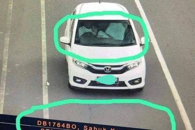 Pasangan Ini Tertangkap Kamera CCTV Tilang Elektronik Sedang Bermesraan di Dalam Mobil