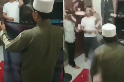 Viral, Seorang Pria Mengeluarkan Uang dari Sarung, Netizen: Uang Palsu
