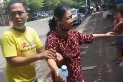 Pilu! Jadi Korban Ledakan Bom di Gereja Katedral Makasar, Ibu Ini Dibawa ke RS Pakai Motor