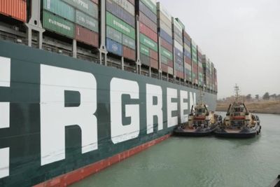 Kapal Kontainer yang Terjebak di Terusan Suez Ini Akhirnya Mengapung