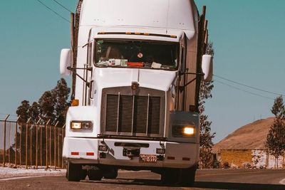 Pengemudi Truk di India Terkena Tilang Karena Tidak Gunakan Helm, Lho?