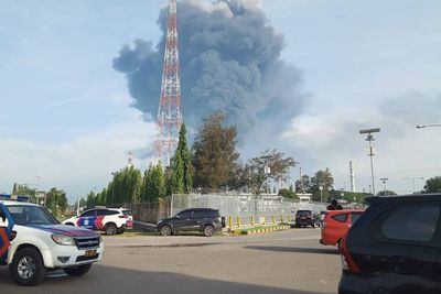 Kilang Minyak Milik Pertamina Kebakaran saat Sedang Hujan Deras Disertai Petir