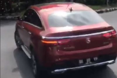 Viral Mobil Mewah Mercy Tak Mau Beri Jalan Kendaraan Pemadam Melintas Walau Diklakson