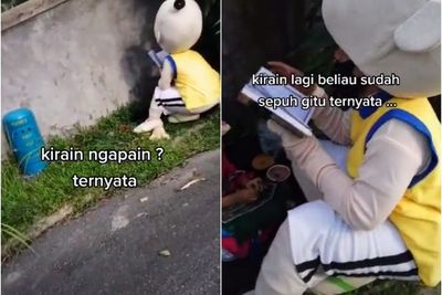 Salut! Momen Pria yang Masih Pakai Kostum Badut Baca Alquran di Pinggir Jalan