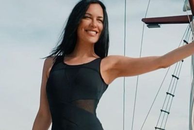 Pose Seksi Pakai Bikini, Sophia Latjuba Bikin Netizen Heboh: Astaga, Semakin Menjadi Saja
