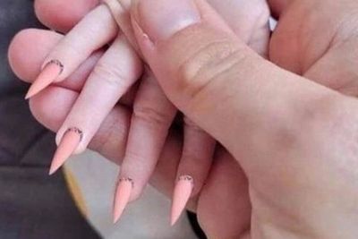 Ibu Ini Dicap Netizen Sampah Setelah Unggah Foto Bayinya Pakai Kuku Palsu