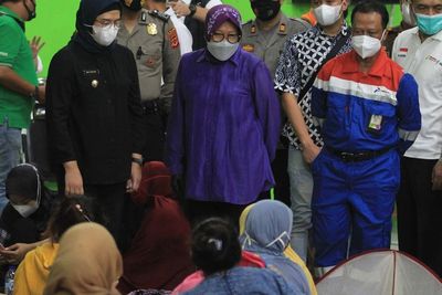 FOTO: Mensos Kunjungi Pengungsi Kebakaran Kilang Pertamina