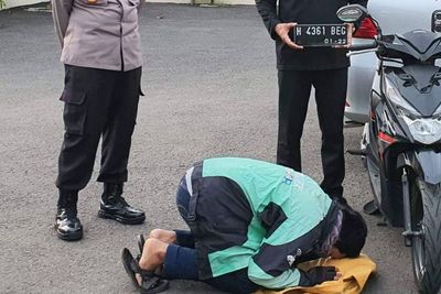 Motornya Akhirnya Ditemukan, Driver Ojol Ini Bersujud di Depan Polisi