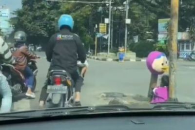 Viral Bocah Pakai Maskot Bersandar di Lampu Lalu Lintas, Bikin Netizen Terenyuh