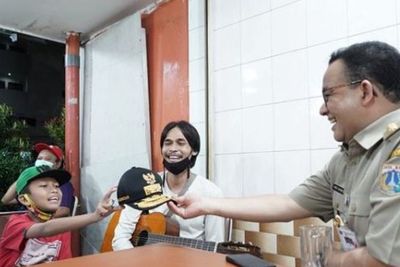 Momen Anies Beri Topi Dinas Gubernur DKI Jakarta ke Anak Pengamen Usai Santap Sate