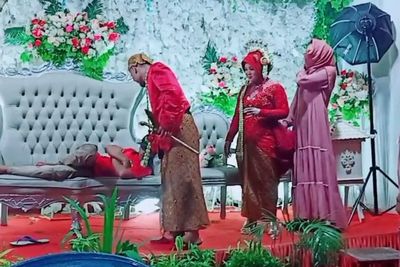 Momen Kocak Tukang Dekor yang Keenakan Tidur di Sofa Pelaminan, Dicolek Pengantin Pria