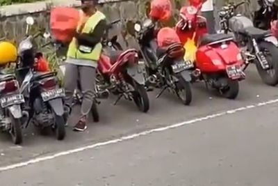 Momen Tukang Parkir Plastikin Helm Sebelum Hujan Turun, Netizen Rela Bayar Parkir Lebih