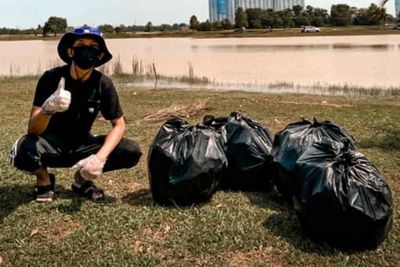 Pria Ini Rayakan Ulang Tahun ke-31 dengan Memungut Sampah di Sekitar Danau yang Kotor