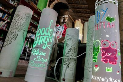 FOTO: Kerajinan Lampu Hias dari Limbah Pipa Paralon