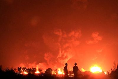 FOTO: Kebakaran Tangki Pertamina Belum Padam