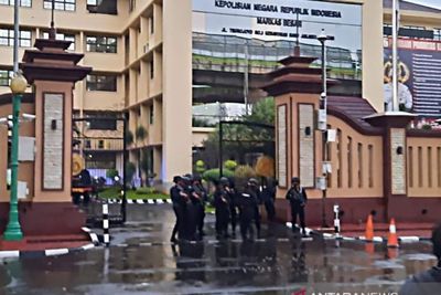 Mabes Polri Dijaga Ketat Usai Perempuan Pakaian Hitam Ditembak Mati Karena Diduga Teroris