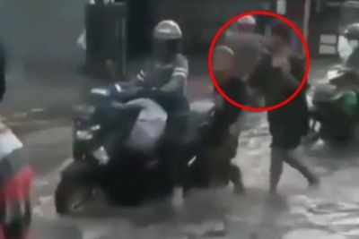Viral Bocah Turunkan Standard Motor Pengendara Matic yang Tergenang Air, Biar Dikira Mogok