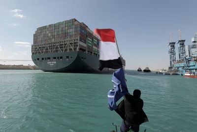 Momen Kapal Penarik Ramai Bunyikan Klakson, Girang Ever Given Tak Lagi Sumbat Terusan Suez